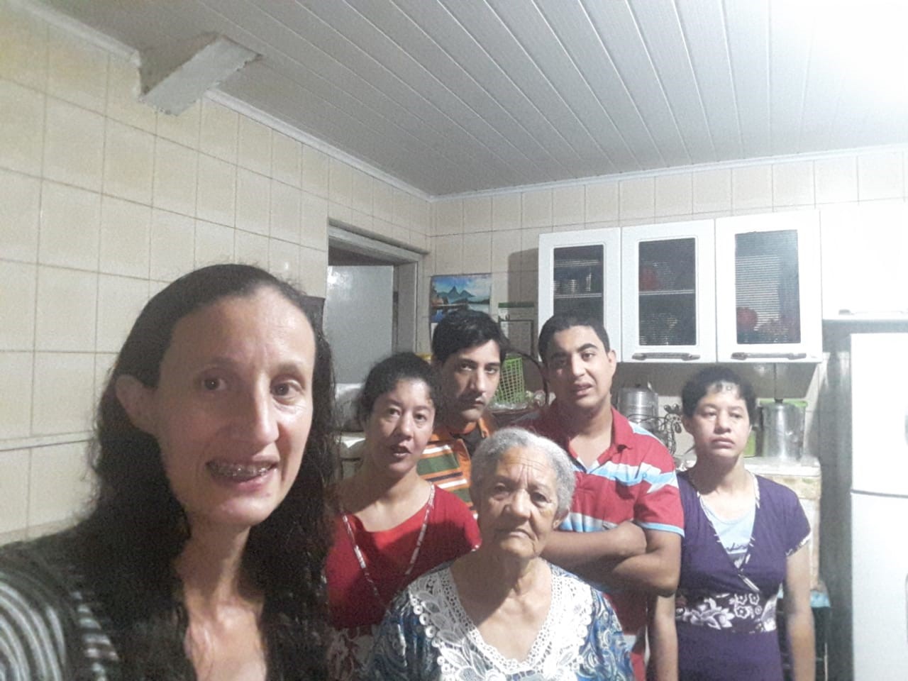 Eliane, à frente, com a mãe Odete, as irmãs Indaiá e Iara, o irmão Éder e o filho, Thiago